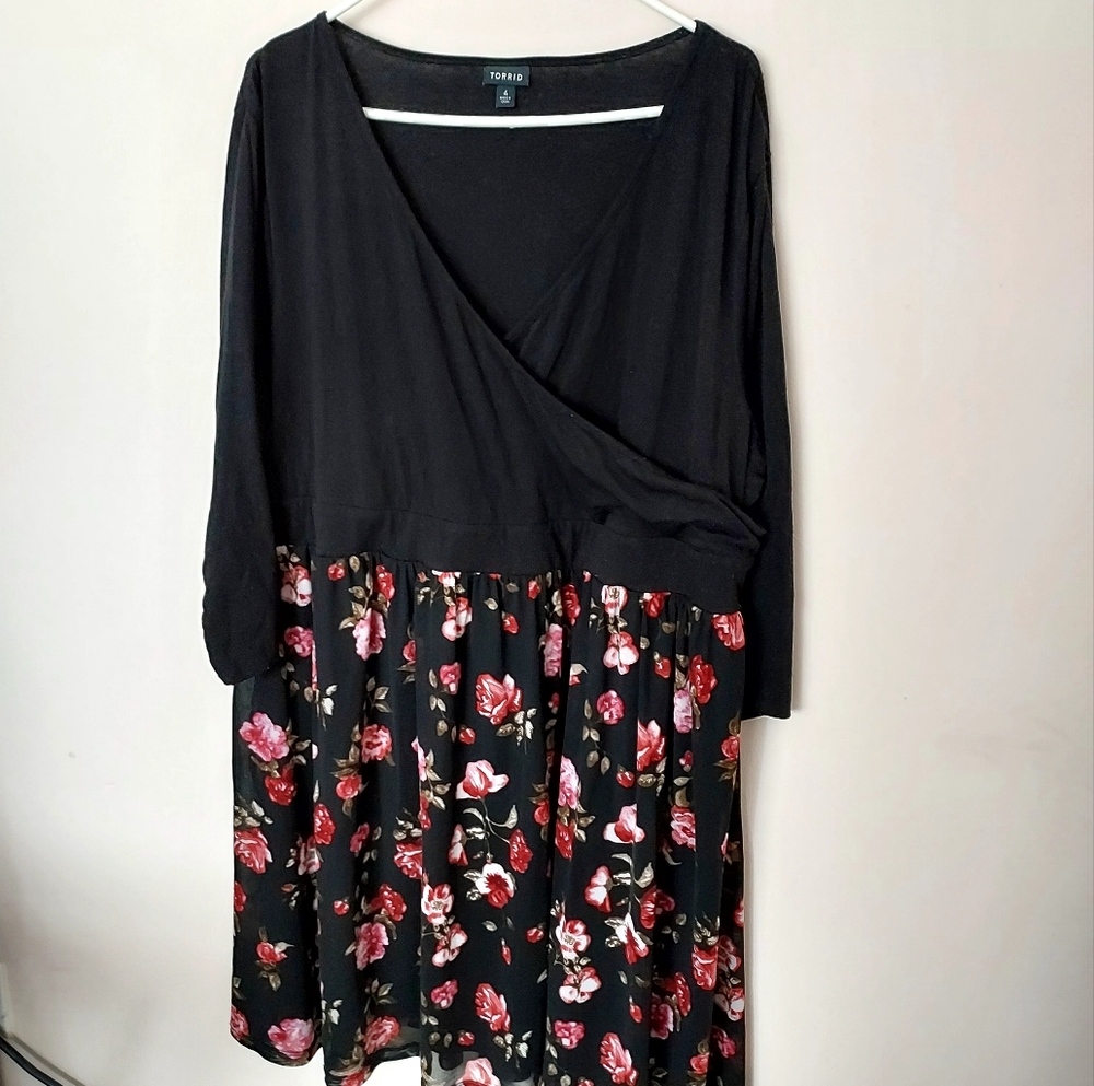 Torrid 4 Black Floral lined V-neck Faux wrap dress 26 / 4X Cottagecore Fall